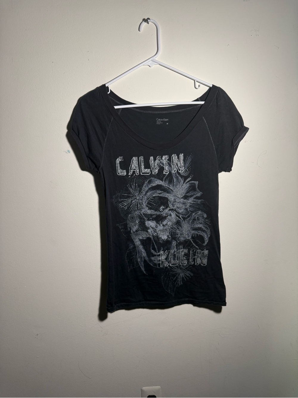 Vintage Calvin Klein Women’s Black Graphic Scoop Neck Tee